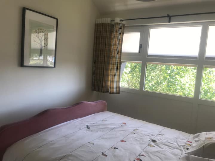 房间配有双人床（ +衣柜） ，可俯瞰绿色环境