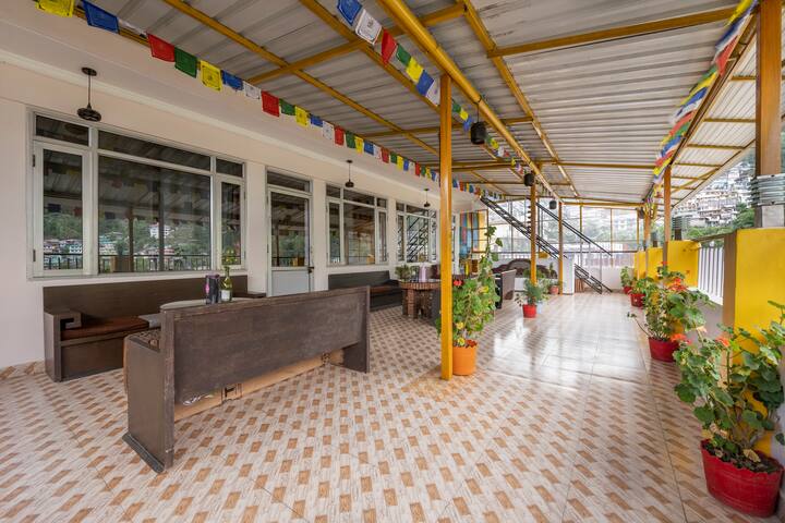 Cozy Room-stunning Views & Balcony | Bougainvillea - ダラムシャーラー