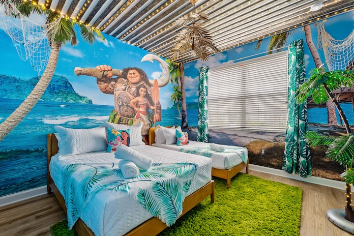 הסעו את עצמכם לאיים פולינזיה בחדר הקסום שלנו בסגנון מואנה, עם מיטות זוגיות ומיטות מלאות לרגיעה.