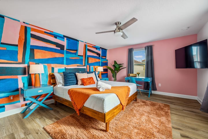 לברוח ליוקרה בחדר השינה הראשי המפורט בקפידה שלנו, הכולל מיטת קינג סייז, תחנת עבודה ואמבטיה צמודה.