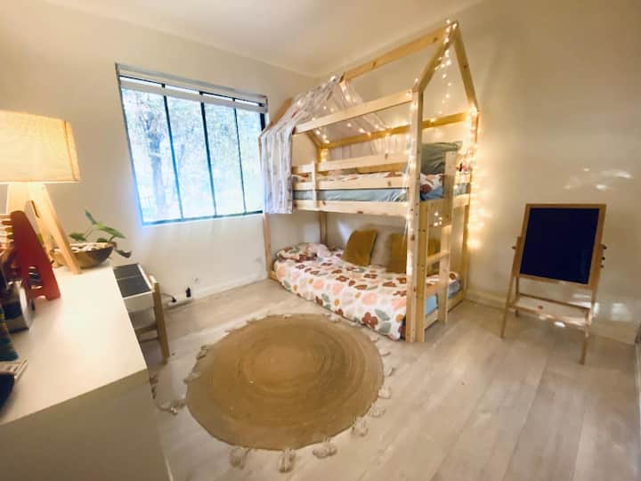 Ორსართულიანი საწოლები - 2 ერთადგილიანი ძალიან კომფორტული ლეიბი - საჭიროებისამებრ, შესაძლებელია ორადგილიანი საწოლის კონფიგურაციაც