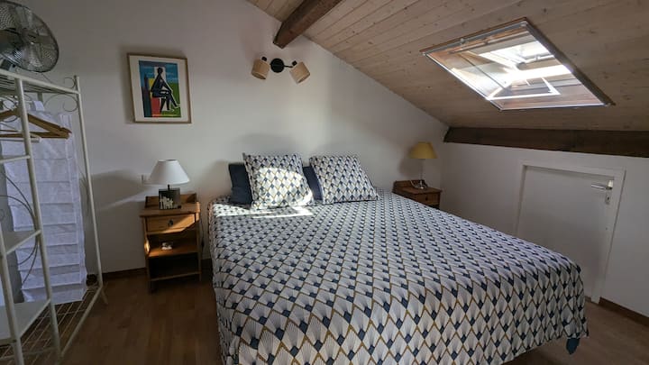 Cama doble 180 x 200 que consta de dos camas individuales fijadas juntas. Un "puente de amor " llena el espacio entre los colchones.
Se proporcionan sábanas, almohadas y edredones.
Armario con perchas y estanterías.