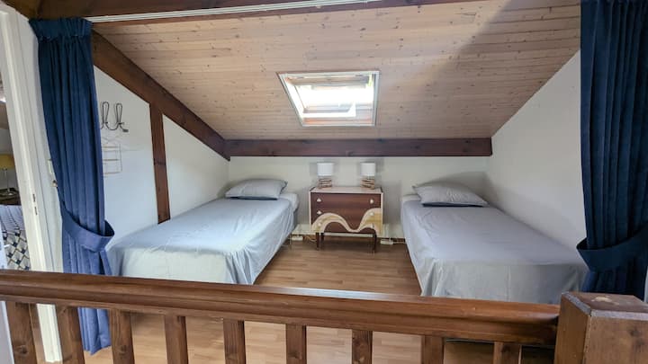 Habitación en altillo cerrada por cortinas opacas. Camas 90 x 200 
Se proporcionan sábanas, almohadas y edredones en las dos habitaciones.