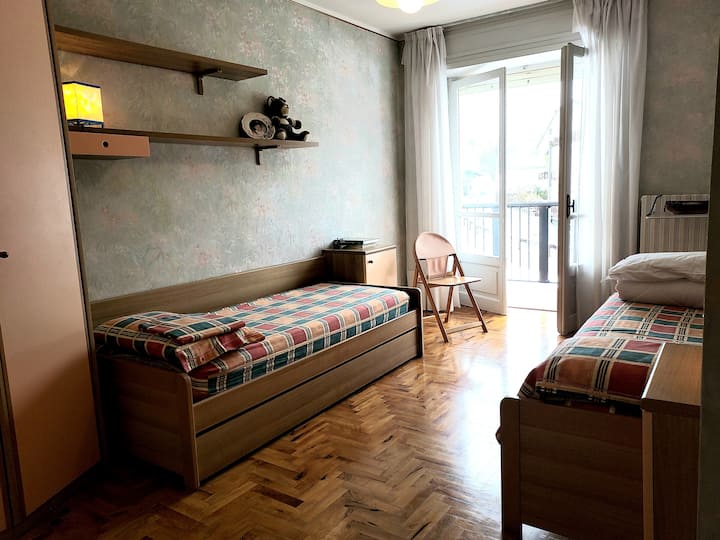 卧室配有单人床，其中一张可以用抽屉拉出来
