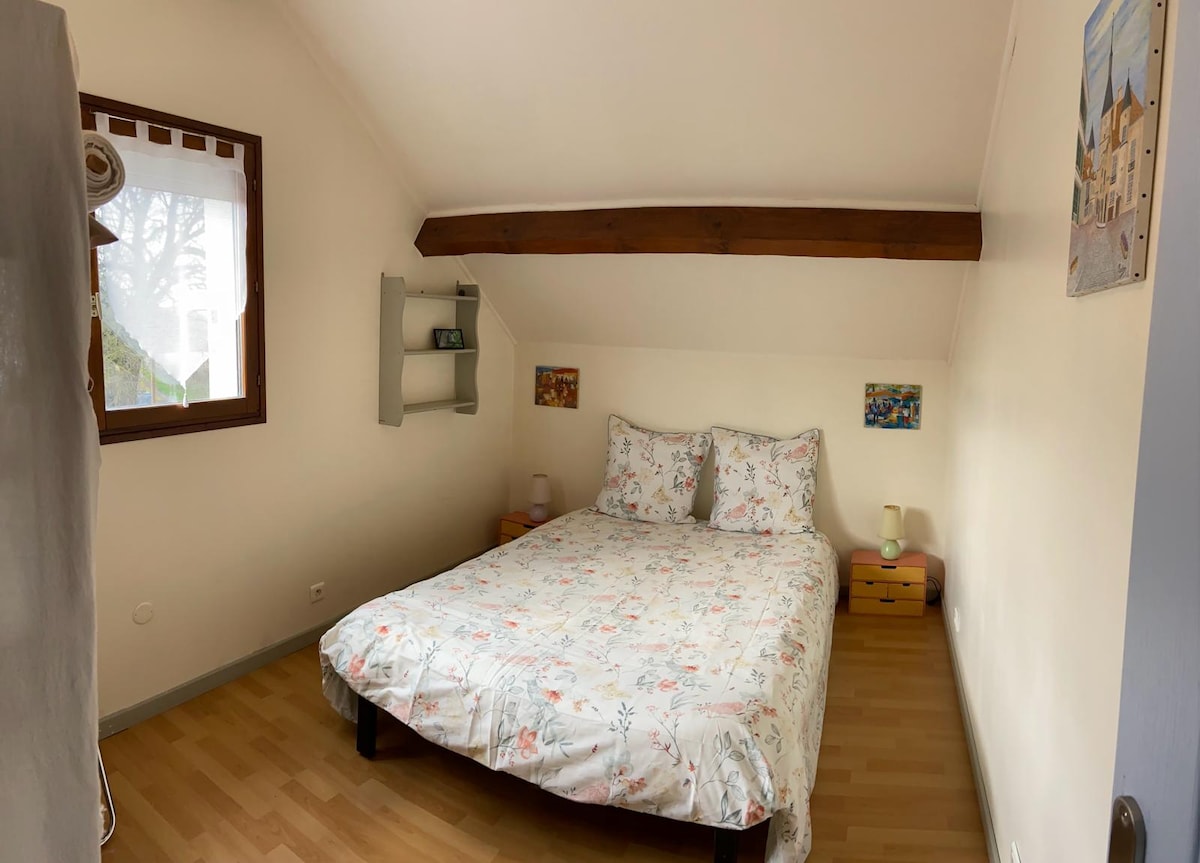 Dhomë gjumi në katin e parë, me gardërobë, pamje panoramike.