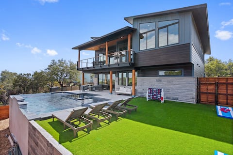 Pool/hot tub, 2 master suites, lake, beach, golf!