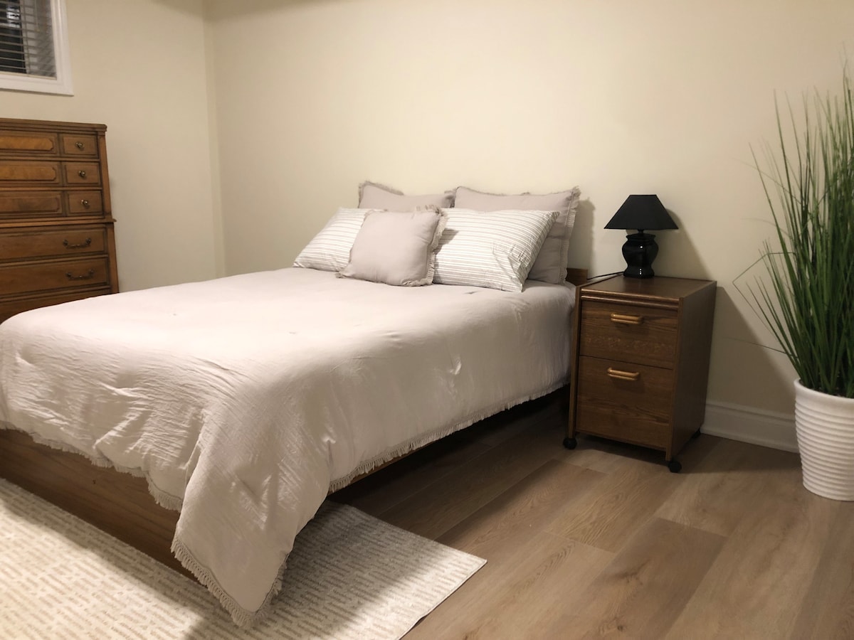 חדר שינה גדול (11 על 14) עם מיטה זוגית, חדר ארונות גדול, חדר עבודה/שולחן עבודה.