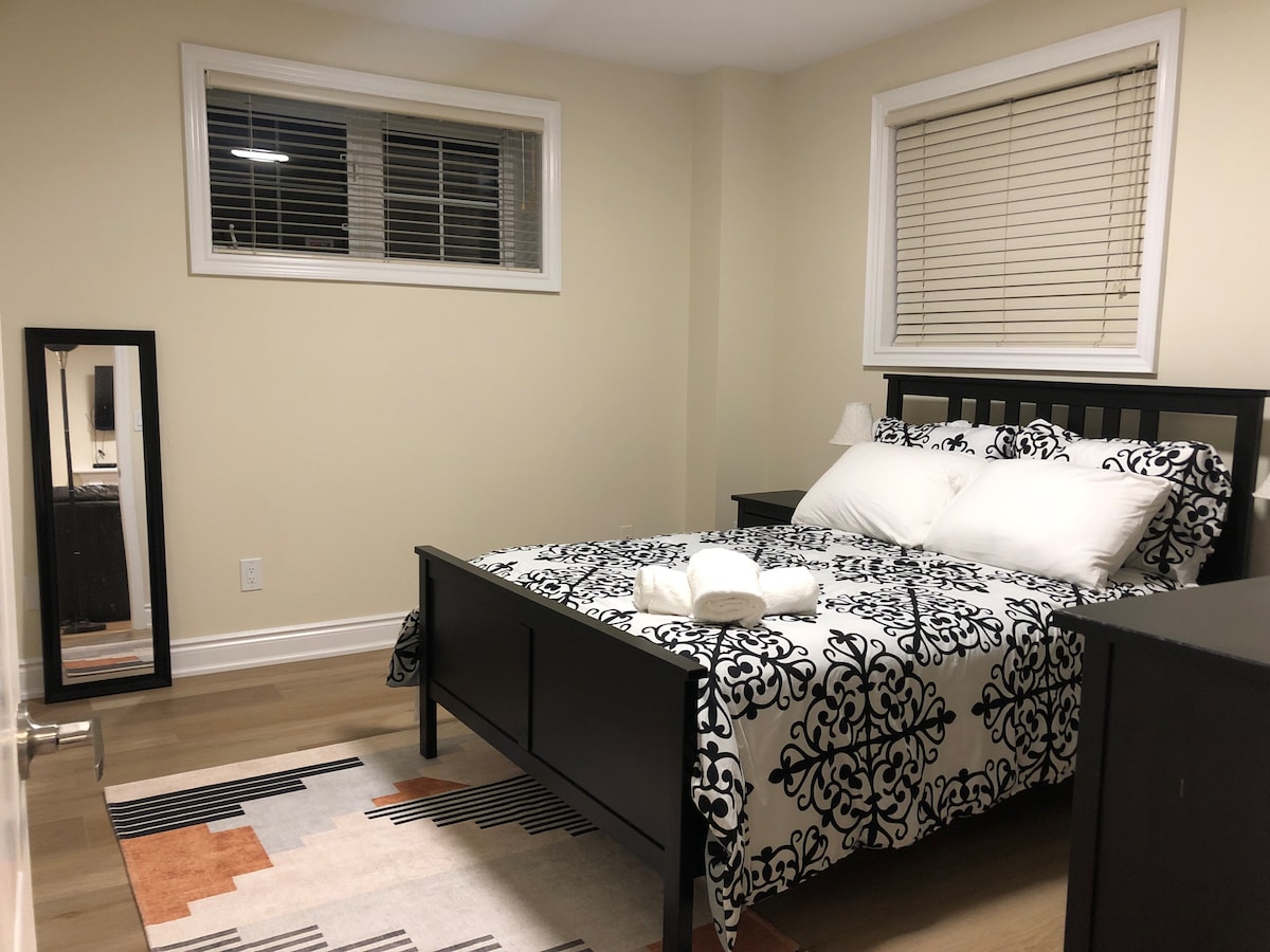 MBR עם אמבטיה צמודה וארון כניסה. מרווח 11 על 14.