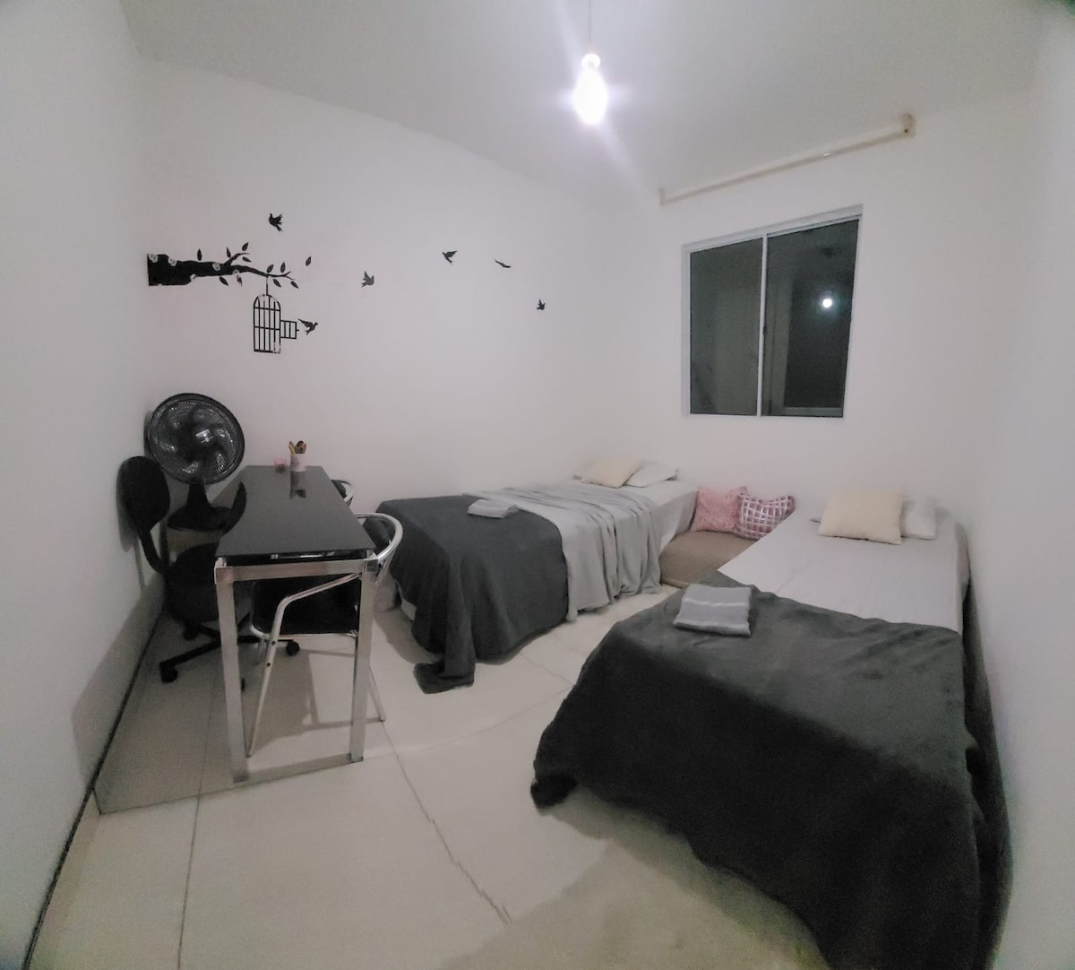 Chambre simple avec deux lits et un auxiliaire, confortable pour 3 adultes