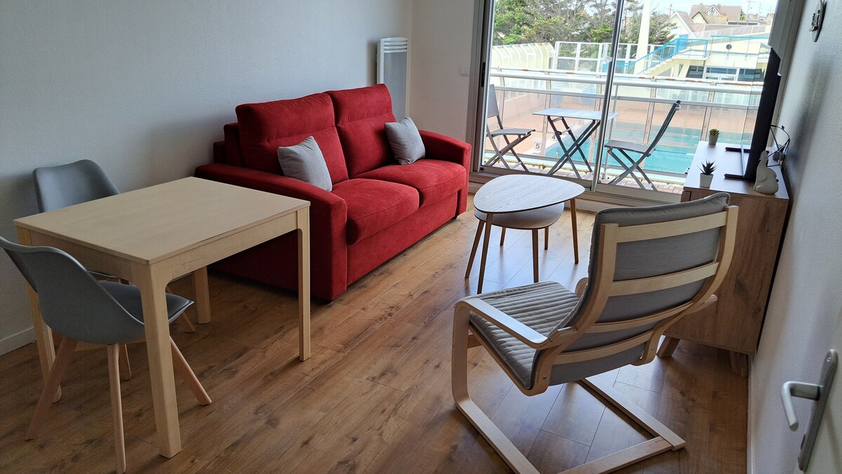 Top performing Airbnb: Charming 34 m² 2-room waterfront apartment with balcony in Courseulles Sur Mer