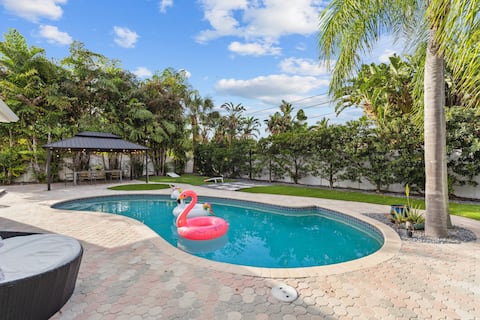 Lighthouse Luxury Escape | *2.7 Miles to Beach*