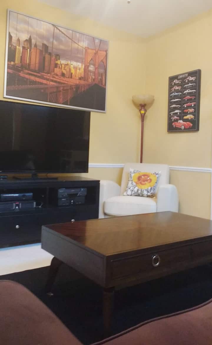 这间卧室配有舒适的标准双人床，配有凝胶泡沫床垫、带Roku的大屏LED电视，可观看流媒体，以及xbox游戏系统和游戏。