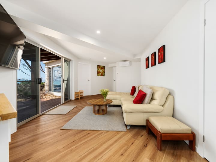 2. salónik s výhľadom do záhrady, na oceán a pláž