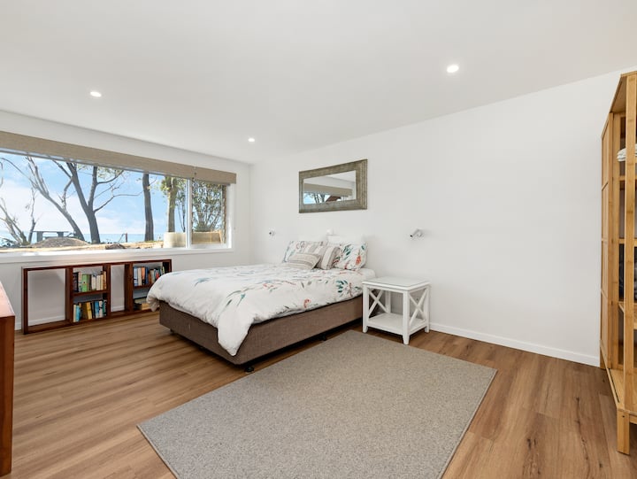 Obrovská 3. spálňa s výhľadom do záhrady a na oceán. Dostatok miesta na zavesenie oblečenia v bambusovom šatníku.