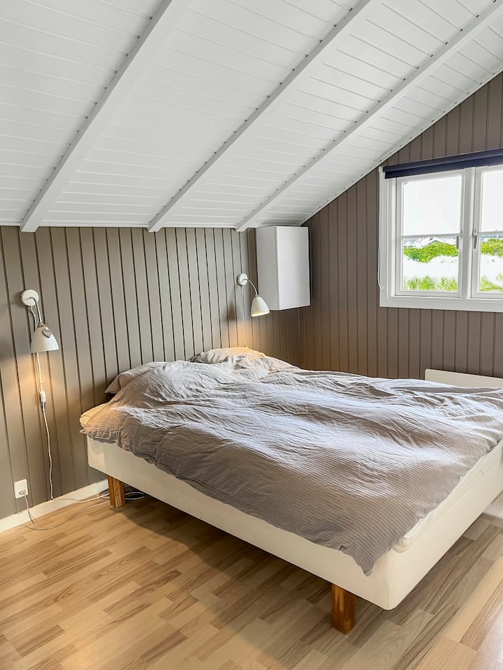 Აქ ოდნავ გაფუჭდება. Ფოტო გადაღების შემდეგ საწოლი ძალიან ლამაზ (და ძვირადღირებულ) საწოლზე გადავაკეთეთ. Მისი სიგანე 180 სმ-ია, ერთი მხარე კი სიმყარით, ხოლო მეორე - მყარი. Მოუთმენლად ველით მშვიდ ძილს.