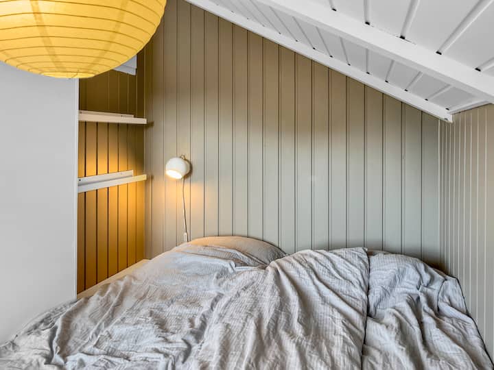 Იატაკზე ბევრი ადგილი არ არის, მაგრამ, მეორე მხრივ, სიმყუდროვეა: -). Თქვენ იღებთ გამოქვაბულს და სულაც არანაკლებ ჩვენს ბავშვებს მოსწონთ ეს ოთახი: -)