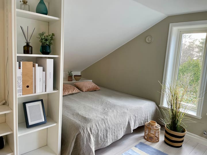 غرفة نوم في الطابق العلوي 2. سرير مزدوج.