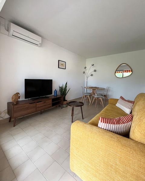 Top performing Airbnb: Beautiful 2-room apartment in residence, large terrace, private parking in Antibes