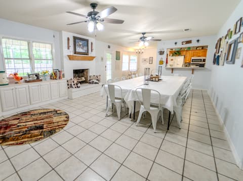 Family-Friendly 4BR Farm-style Home Near Downtown