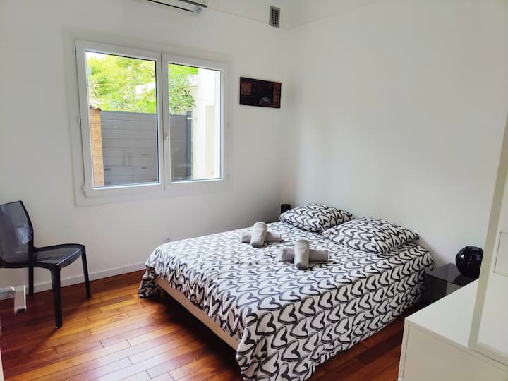 U ovoj prostoriji ispunjenoj svjetlošću vrijeme kao da usporava. Jutarnje sunce nježno prodire kroz prozor, otkrivajući tople tonove parketa i spokojnu atmosferu prostora. 