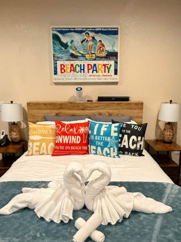 Krevat dopio "queen" për rehatinë dhe çlodhjen tënde.  Kjo është kabana në plazh me një Tiki Bar në të djathtë dhe banjën e plazhit në të majtë.  Çlodhu dhe shijo qëndrimin në plazh.