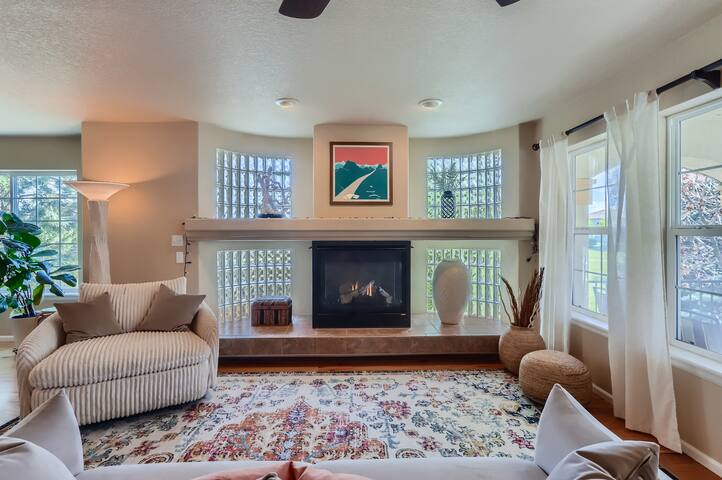 Luxe Denver Home – Golf, Rocky Mntn & Lake Views! gallery image 4