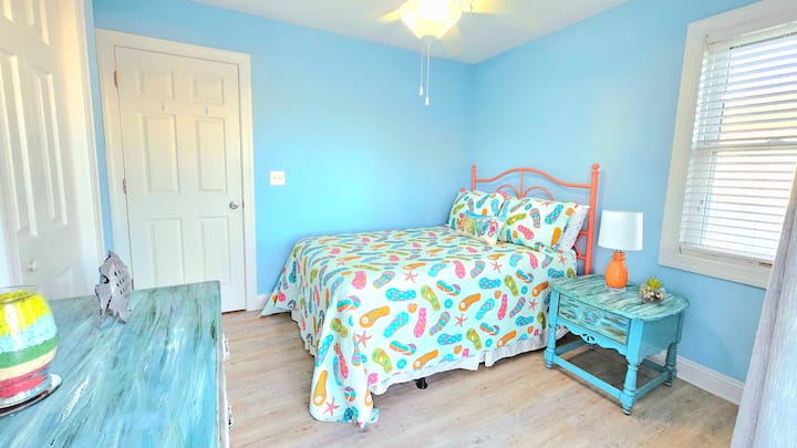 Partial Ocean views from Balcony. Queen size bed, downstairs. all linens provided.
TV with Roku, balcony
