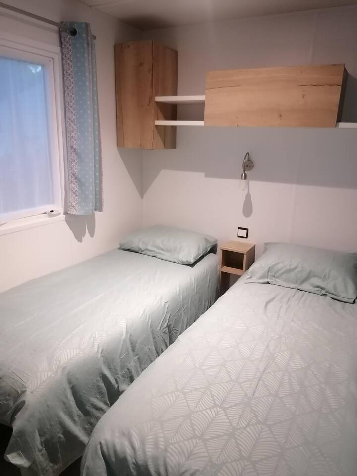 Спална соба со 2 единечни кревета 90x190. Обезбедени се крпи.