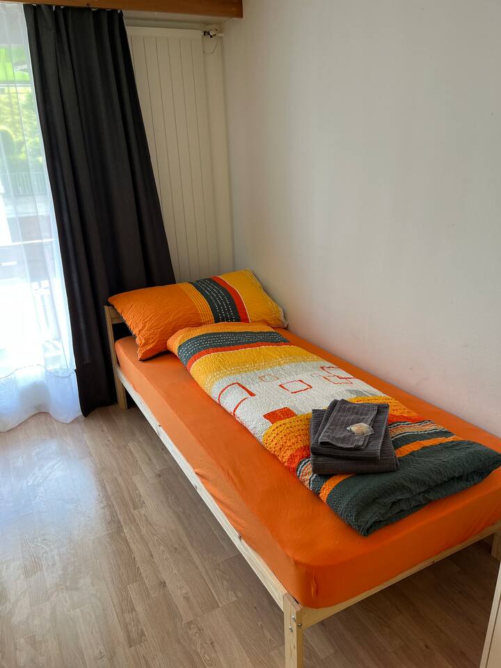 קומה 2 חדר מס' 14 
מיטת יחיד
כיור, ארון בגדים, שולחן עם כיסא וגישה למרפסת המשותפת הקטנה