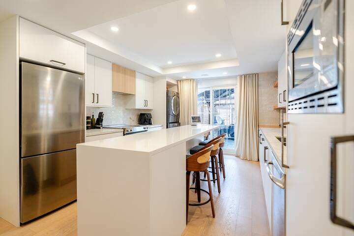 Modern 3BR Home – Heart of Downtown Toronto! gallery image 4