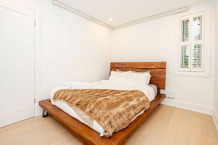 Modern 3BR Home – Heart of Downtown Toronto! gallery image 3
