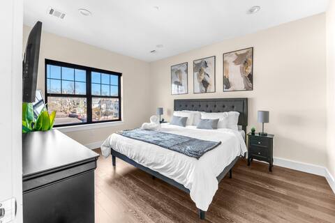 Lux! Gym! King bed-Free Parking Long Term Friendly