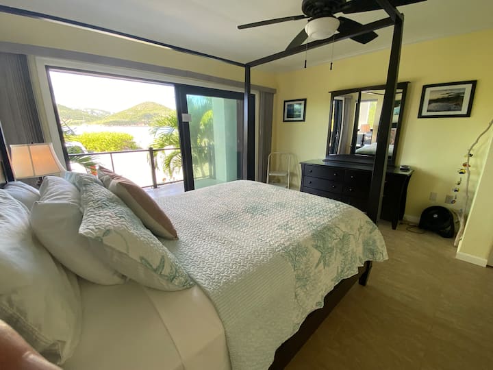 Голема, пространа спална соба. Разбудете се со нежните бранови пред вашата врата!