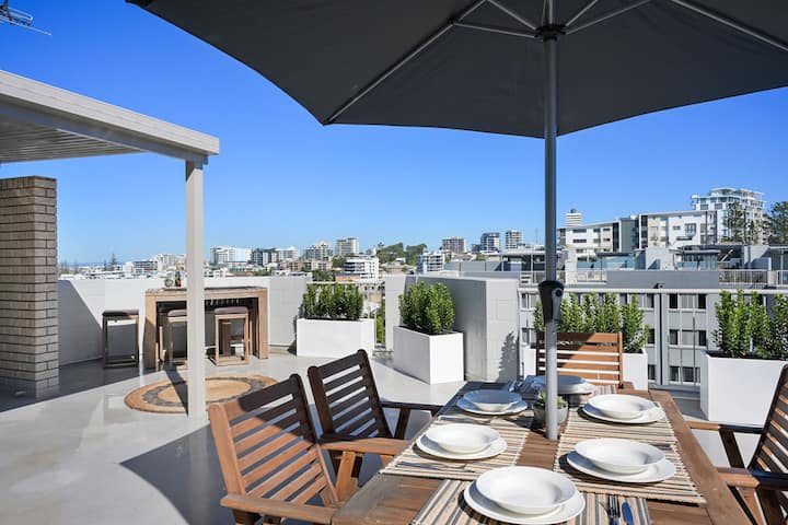 Private Rooftop ~ Walk 2 Beach, Pool, Surf, Parks - Golden Beach