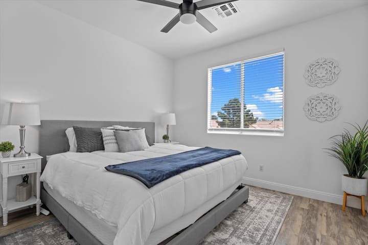 Bdrm 2 მოიცავს საწოლს, ჭერის ვენტილატორს და კარადას 