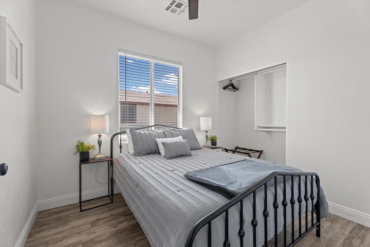 Ზედა სართულზე Bdrm 3 არის საწოლი, ჭერის ვენტილატორი და დერეფნის სააბაზანოს მოპირდაპირე მხარესაა