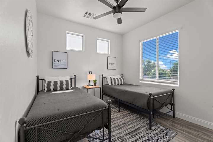 Bdrm 4 მოიცავს 2 სავსე საწოლს ჭერის ვენტილატორით