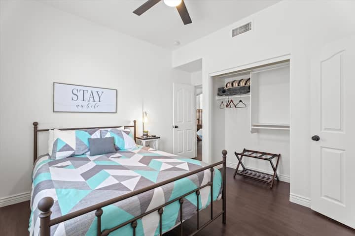 Პირველი სართული (bdrm #5) მოიცავს საწოლს, რომელიც პირველი სართულის მოპირდაპირე მხარესაა, სრული აბაზანა. *ასევე, შესასვლელი მე-6 სართულზე 