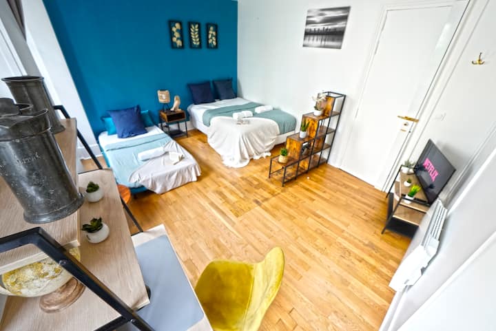 Living room with bed for two, a sofa bed for one (sheets and towels included).
TV and office space.