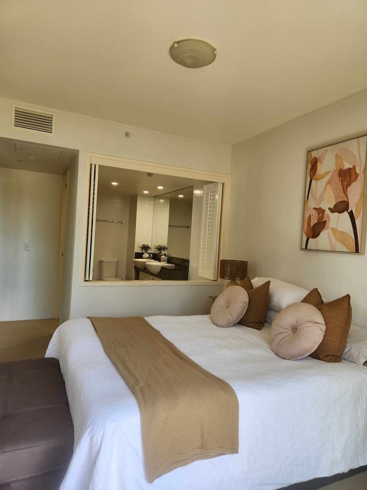 Пространа главна спална соба со приватна двокреветна бања и бања и влез на балкон. 