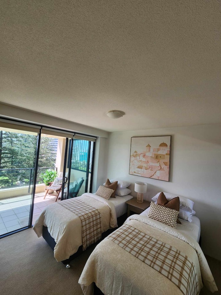 Втората спална соба има 2 долги единечни кревета кои може да се спојат за да се направи брачен кревет (широк 150-179 см) на барање. Оваа соба има сопствена бања и пристап до балконот. 