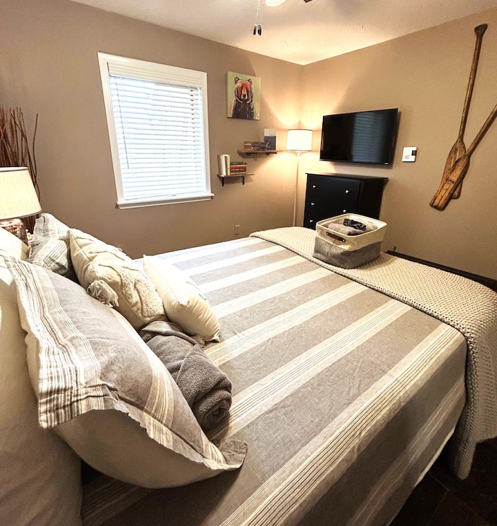 Sovrummet, som ligger på huvudvåningen, är utrustat med en dubbelsäng och har en mini-split AC, centralvärme, luftkonditionering, en smart-TV, en garderob och en fläkt. Dessutom ger det ett alternativ för visning i helskärm.