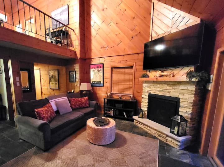 Eldstad och en stor skärm-TV för att njuta av alla dina favoritfilmer.