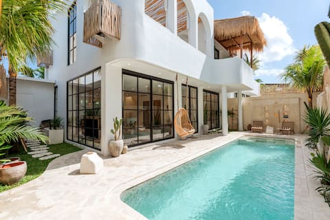 Elegant Art Mediterranean Villa W/ Pool & Jacuzzi!