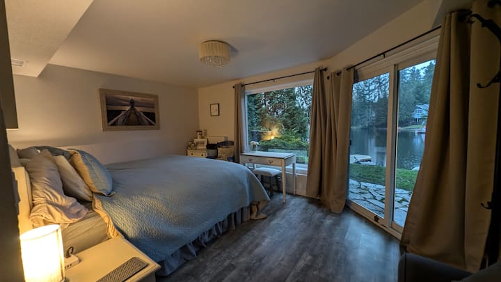 O grande quarto principal tem uma cama king size confortável. Há também um assento de amor que se puxa para outra cama, e 2 pack n play no guarda-roupa, se você preferir usá-los.