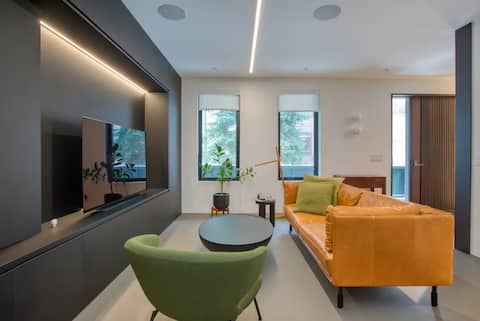Top performing Airbnb: Luxurious Dundas West Apartment in Davenport