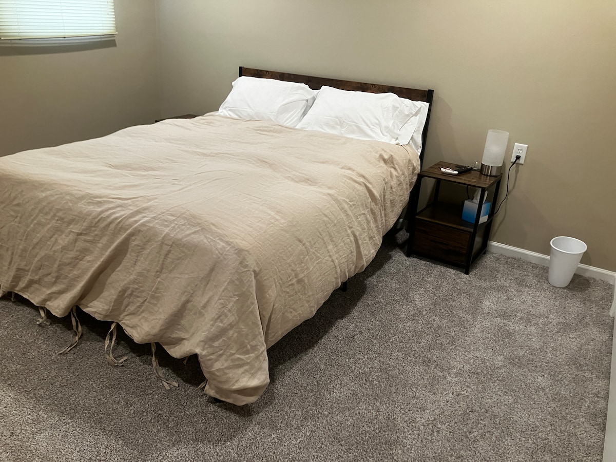 Თეთრეულის საბანი ქვედა პლედით. Ორი ღამის სადგამები ელექტროენერგიითა და USB შტეფსელებით. 