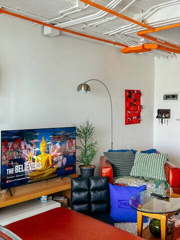 CBD Mid-Century Modern Penthouse, 1 min to BTS gallery image 2