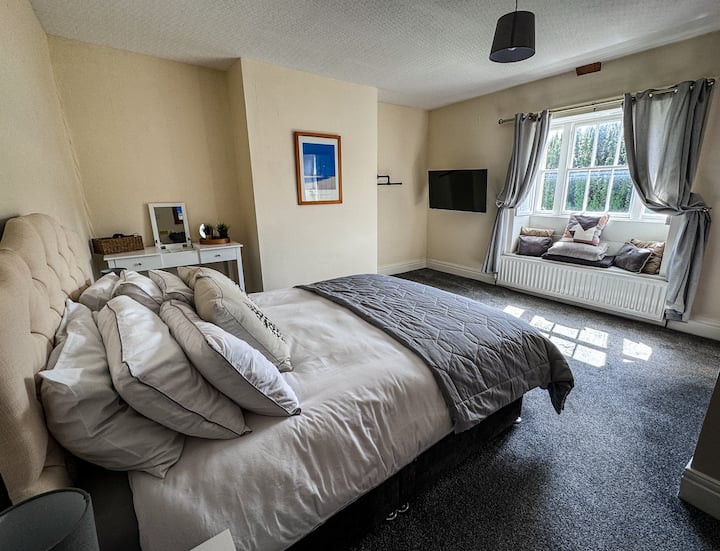 Lovely spacious room with king size bed and ensuite bathroom 