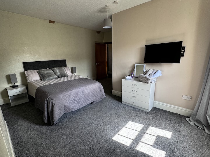 Lovely spaciouos room with double bed and ensuite 